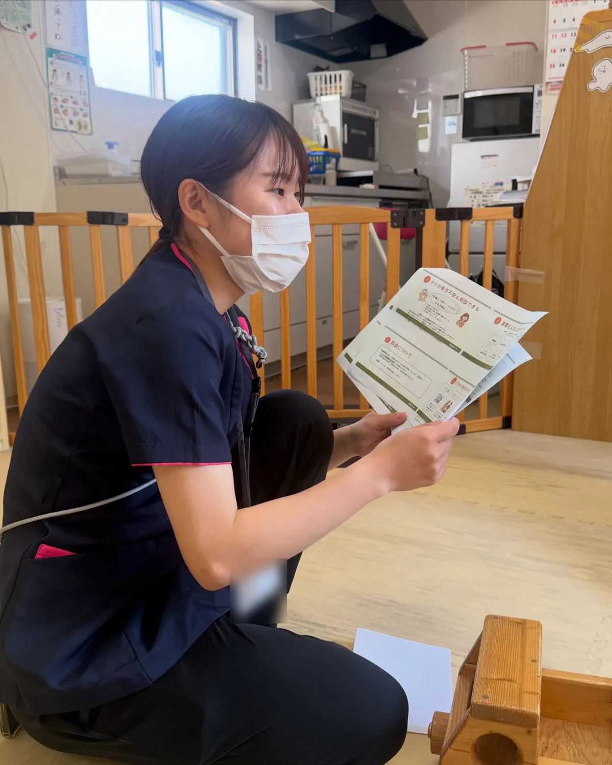 手づくりの資料を手に、小児訪問看護について話すホープの看護師