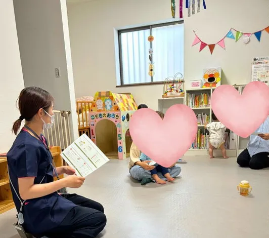 こもものひろばで、資料を手に小児訪問看護についてお話しするホープの看護師