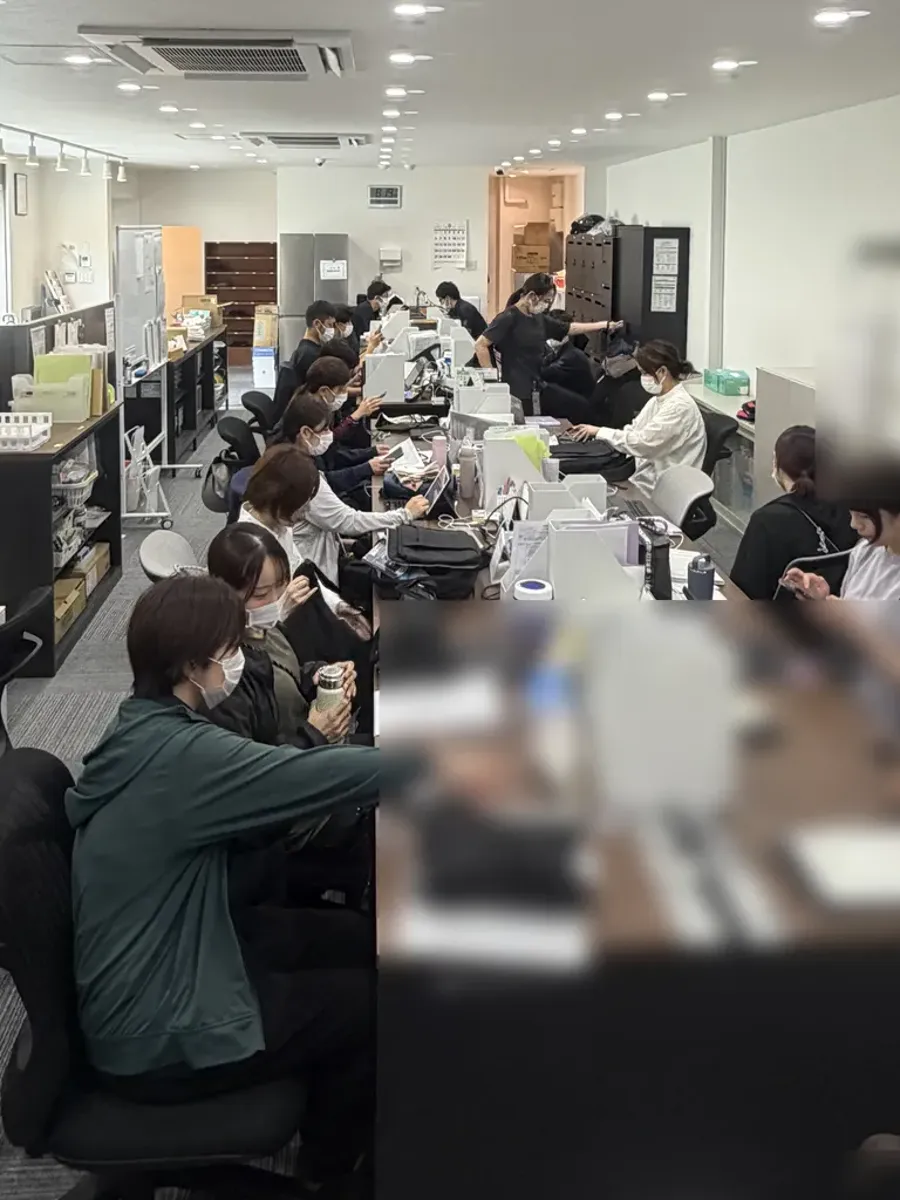 ホープの事務所で働くスタッフ