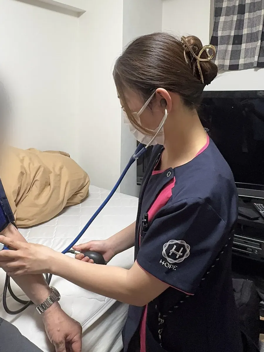 看護師がご自宅で血圧を測っているようす